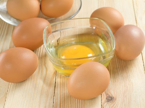 Trứng gà có tác dụng tuyệt vời trong việc giúp cho làn da được khỏe mạnh, mịn màng hơn.   
