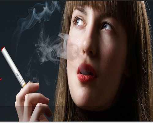 rong kinh dễ sảy ra ở phụ nữ hút thuốc